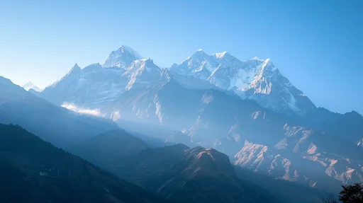 Величественная горная цепь с заснеженными вершинами на рассвете